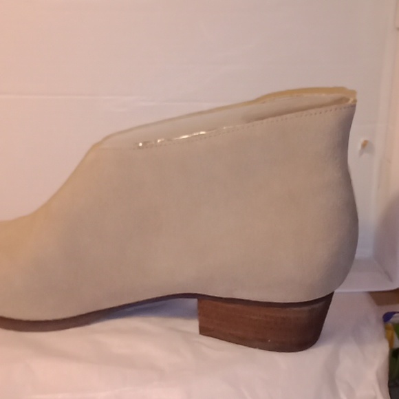 Blondo IZZYS Suede, Cut Out Block Heel Bootie NIB - Picture 2 of 7